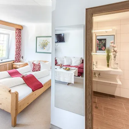 Einhorn Schaller ゲストハウス シュヴァーツ